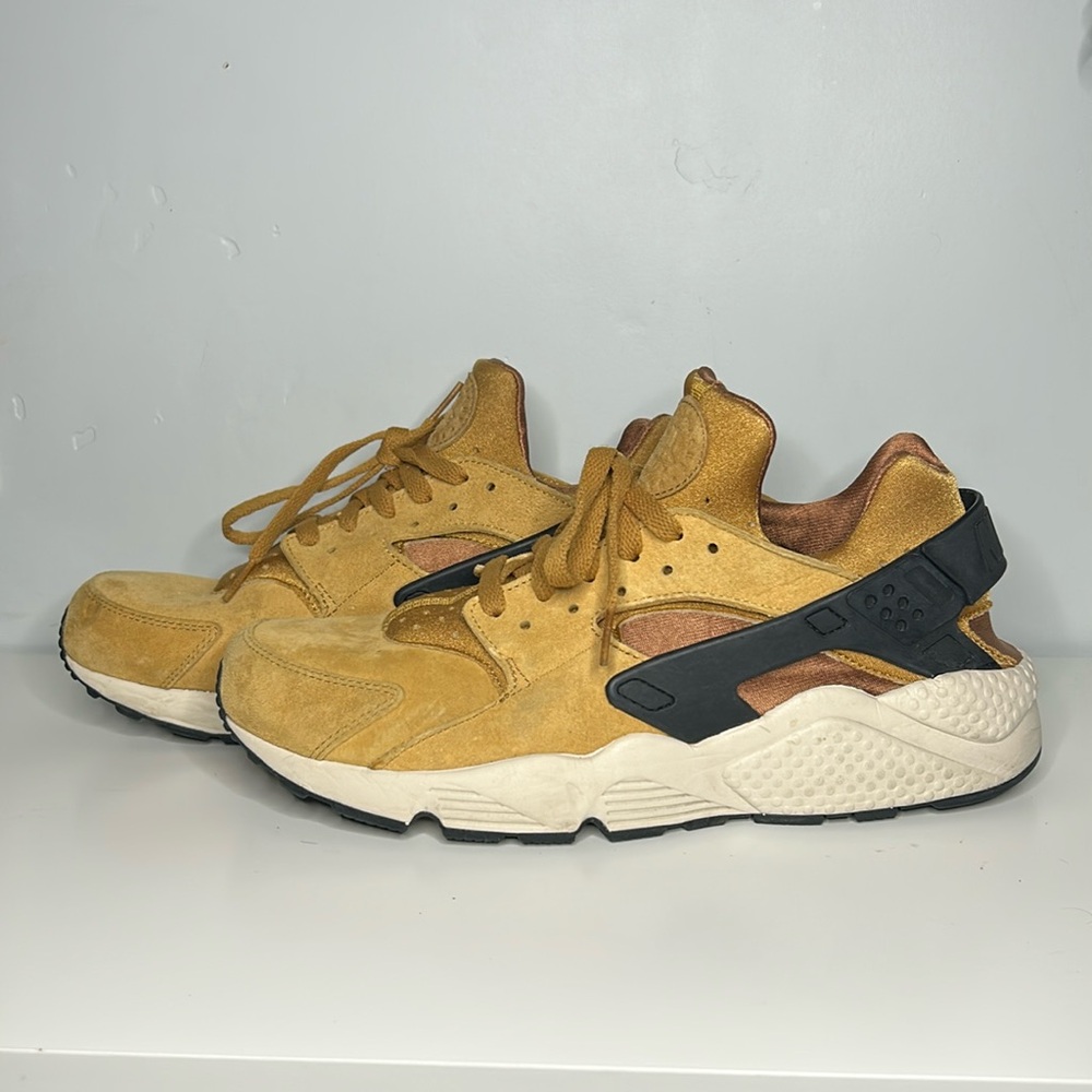 Nike Air Huarache Premium in Tan
